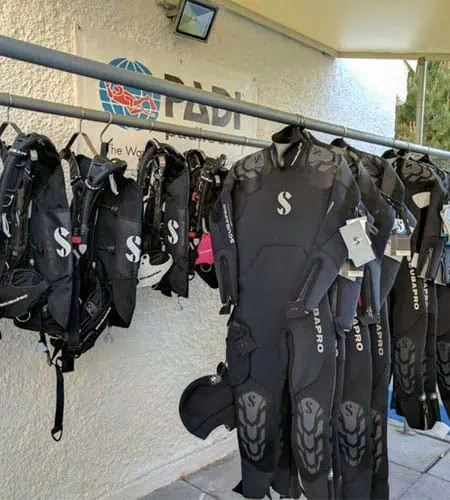 Muta subacquea Seaspirit con attrezzatura professionale per immersioni marine e snorkeling.