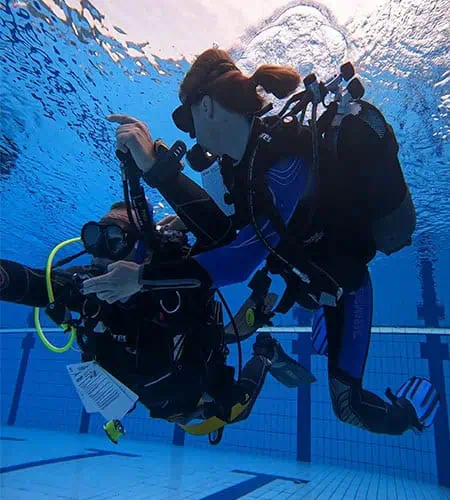 Tauchen mit professioneller Ausrüstung im Pool: Tauchtraining.