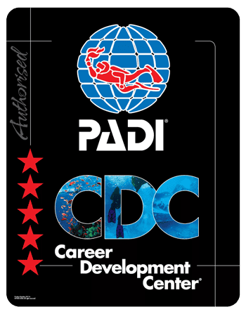 Immagine di un logo con un subacqueo rosso, globi e testi PADI e CDC, simbolo di formazione subacque.