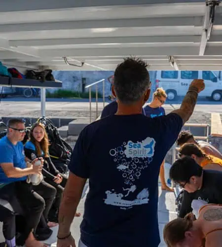 Immagine di un gruppo di persone a bordo di una barca, pronti per un'escursione marina con Sea Spiri.