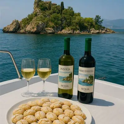 Bottiglie di vino siciliano e snack su una barca con vista mare.