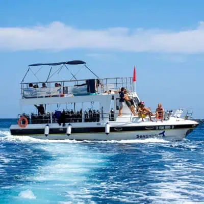 Barca a vela e motore per escursioni marine.