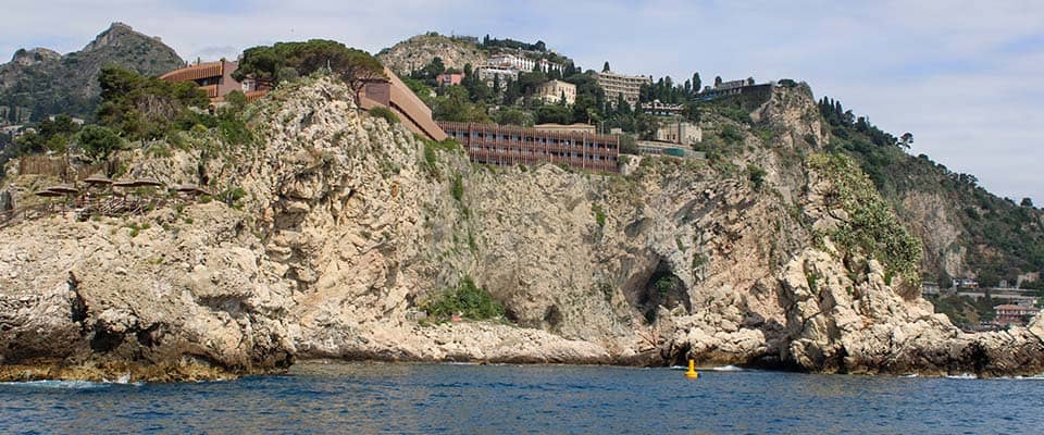 Scogliera con grotta e colonne greche vicino alla Grotta dei Gamberi.