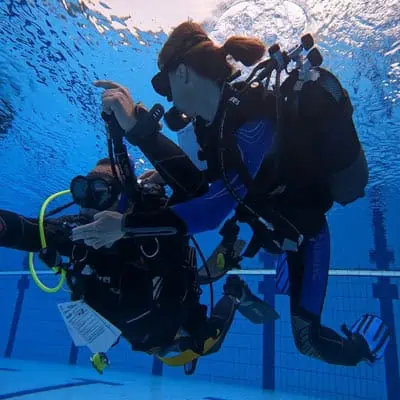 Immersione subacquea con attrezzatura professionale in piscina, perfetta per addestramento e avventu.