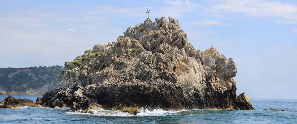 Gorgonia S. Andrea, formazione rocciosa sottomarina con coralli e vita marina.