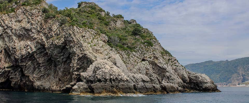 Parete di San Nicola, imponente scogliera sul mare, con acque cristalline e paesaggi naturali mozzaf.