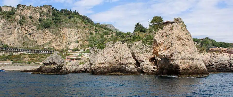 Scogliera e mare a Isola Bella Est-Canyon, vista panoramica naturale.