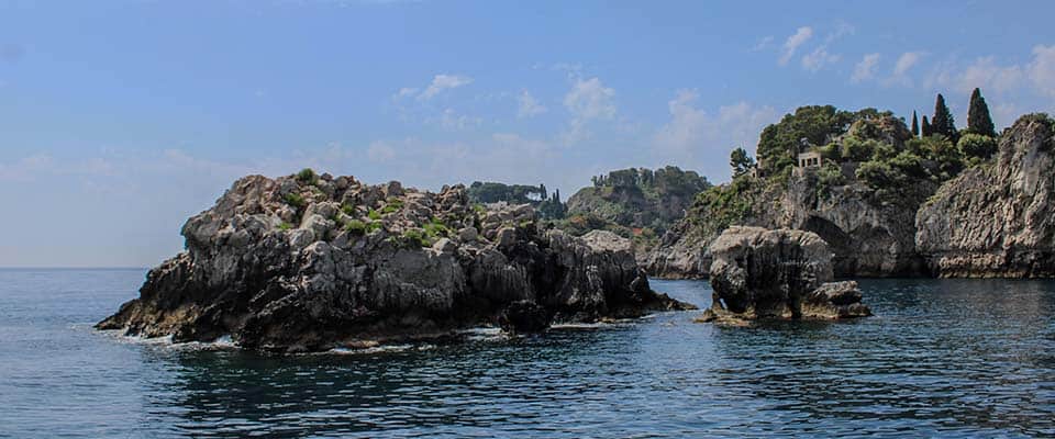 Vista degli scogli e del mare a Zu Innaru Rock, zona costiera di Sea Spirit.