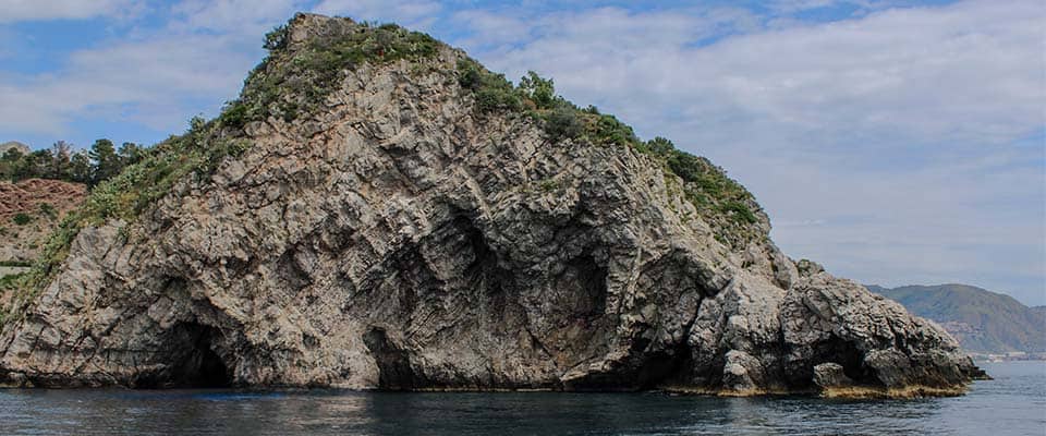 Sifone Capo S. Andrea, formazione rocciosa sul mare, vista panoramica e natura selvaggia.