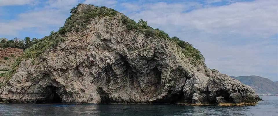 Sifone Capo S. Andrea, formazione rocciosa sul mare, vista panoramica e natura selvaggia.