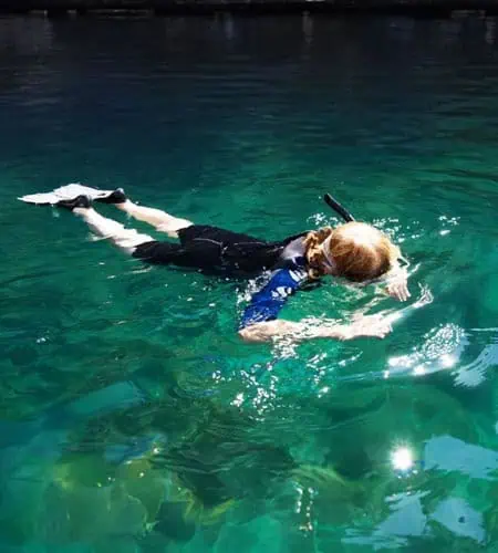 Plongée en apnée dans la grotte bleue de Taormine