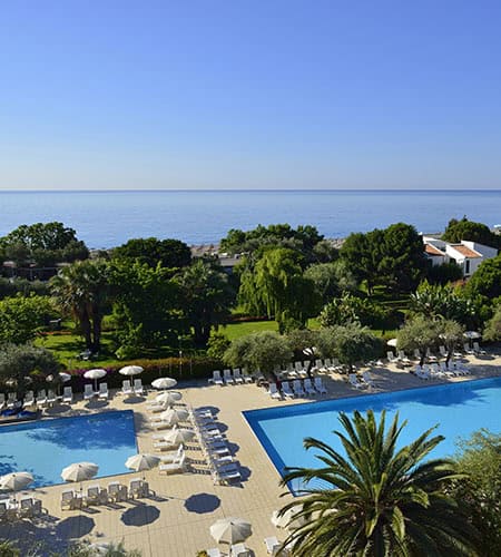 Vista mare e piscina, relax e vacanze estive.