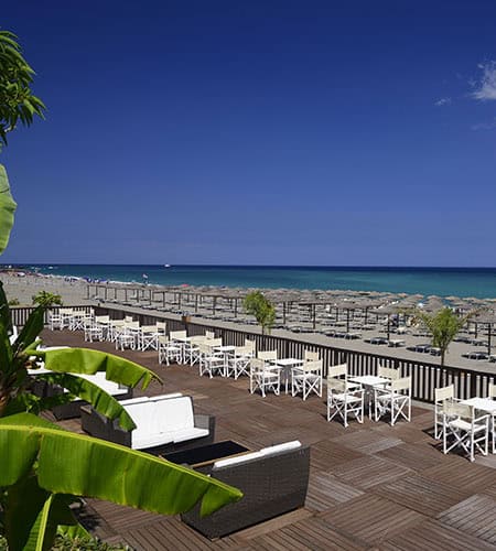 Vista mare con area lounge e ombrelloni sulla spiaggia di Sea Spirit.