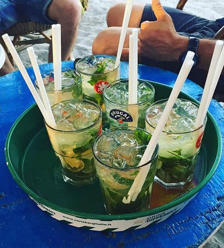 Cocktail rinfrescante con menta e lime servito in bicchieri con ghiaccio.