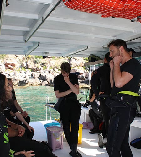 Immagine di subacquei pronti per immersione su barca Sea Spirit.