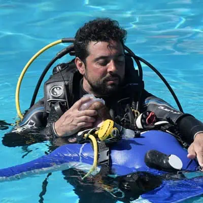 Immersione subacquea con cane guida in acqua, esperienza di snorkeling e avventura marina.