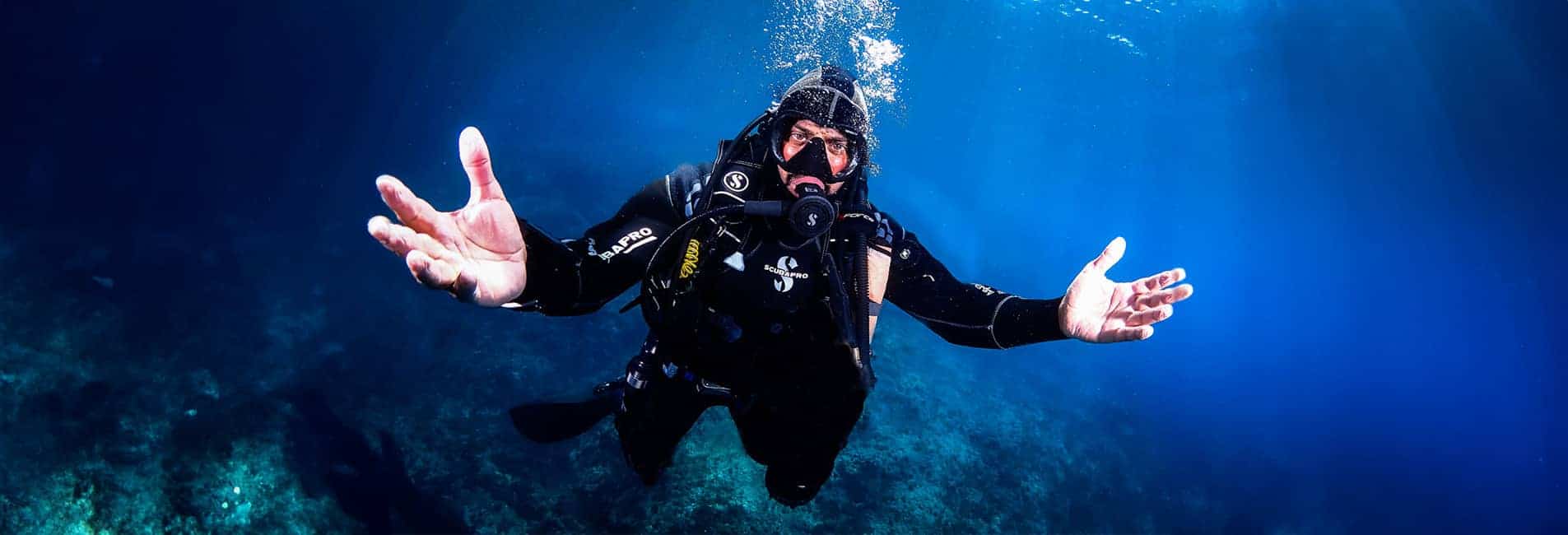 Immersione subacquea con attrezzatura professionale in mare aperto.