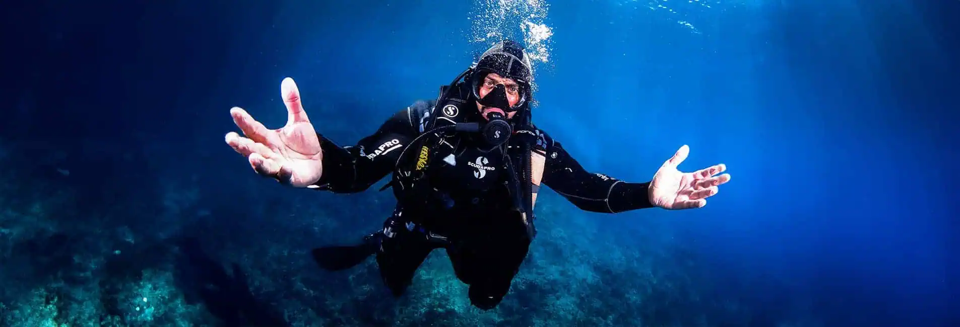 Immersione subacquea con attrezzatura professionale in mare aperto.