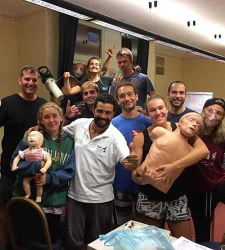 Gruppo di persone sorridenti durante un'attività di team building.