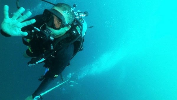 Subacqueo in immersione a Koh Tao, Thailand, con attrezzatura professionale e ambiente marino vibran.
