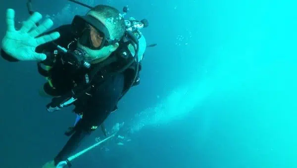 Subacqueo in immersione a Koh Tao, Thailand, con attrezzatura professionale e ambiente marino vibran.