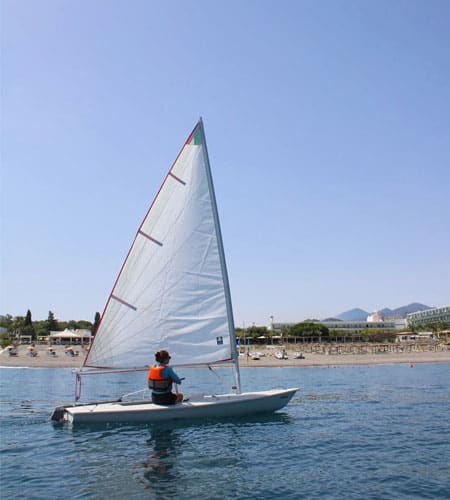 Vela Sea Spirit in mare con vela al vento, ambiente marino e relax.