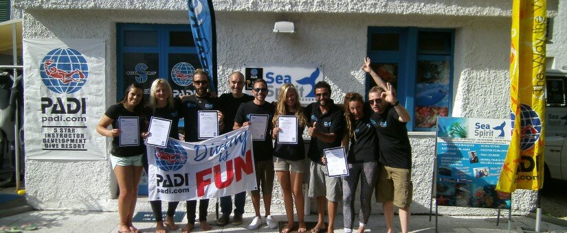 Formatori e studenti PADI con certificazioni di immersione.