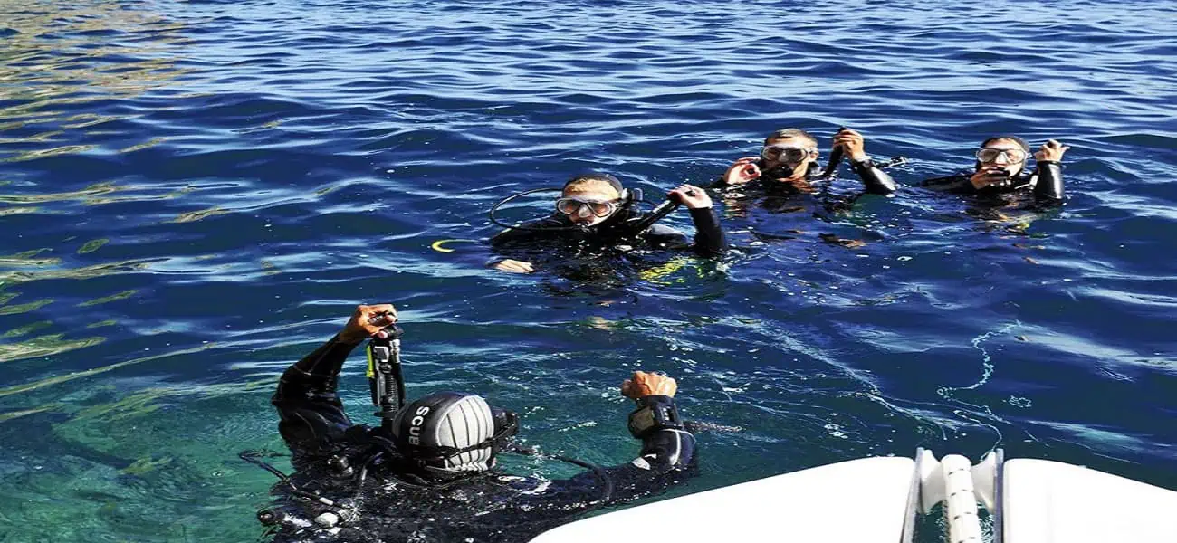 Gruppo di subacquei in immersione a Taormina, Sicilia, con Sea Spirit.