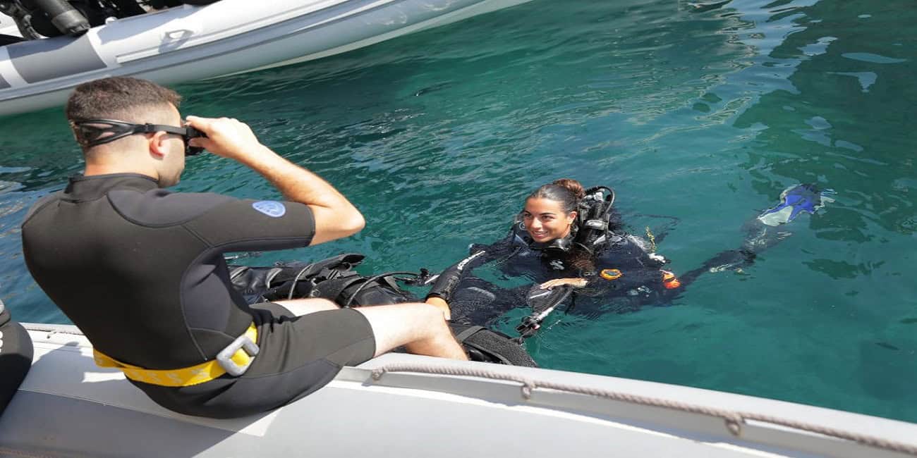 Giovane subacquea durante un'immersione PADI con istruttore Sea Spirit.