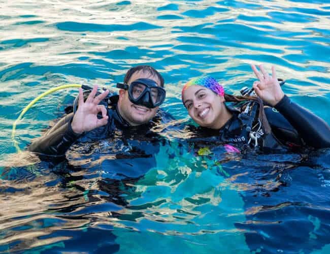 Immersione subacquea con maschera e boccaglio in acqua cristallina.