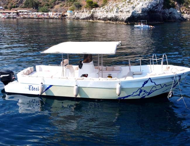 Barca a vela Sea Spirit in mare con paesaggio costiero.