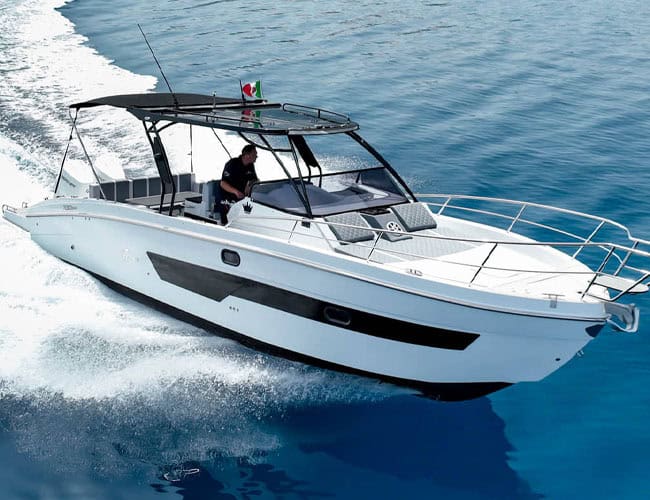 Barca a motore Sea Spirit naviga in acque cristalline italiane.