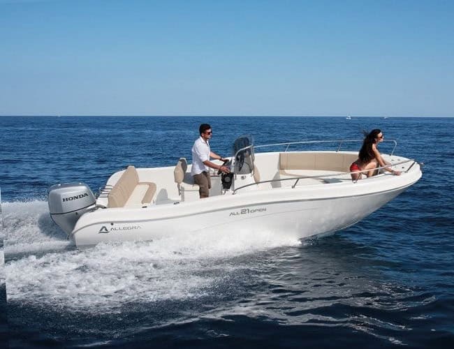 Barca a motore Sea Spirit in mare con due persone a bordo.