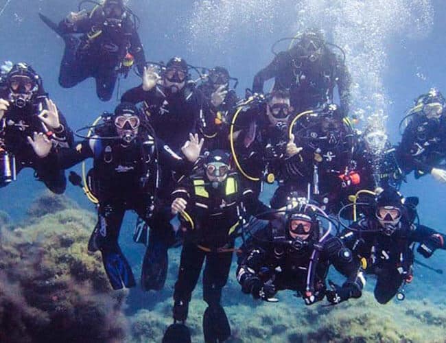 Immersione subacquea con squadra di esploratori marini.